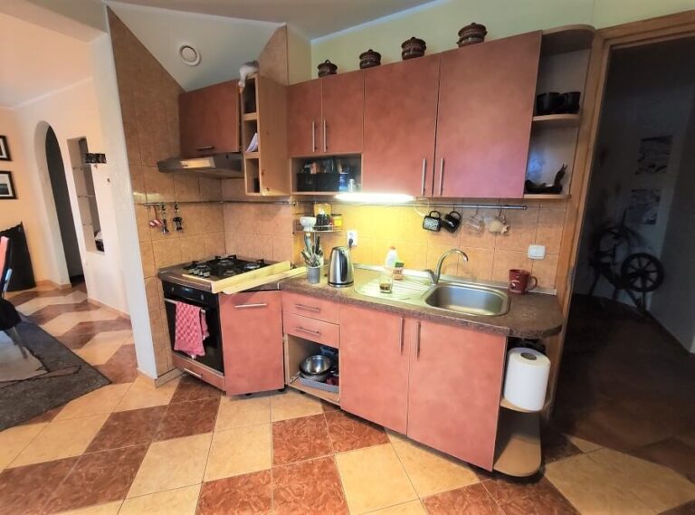 Virtuvės baldai pilka matinė juodas stalviršis