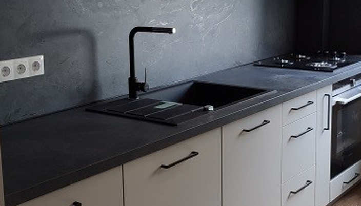 Virtuvės baldai matinė pilka juoda spalvos